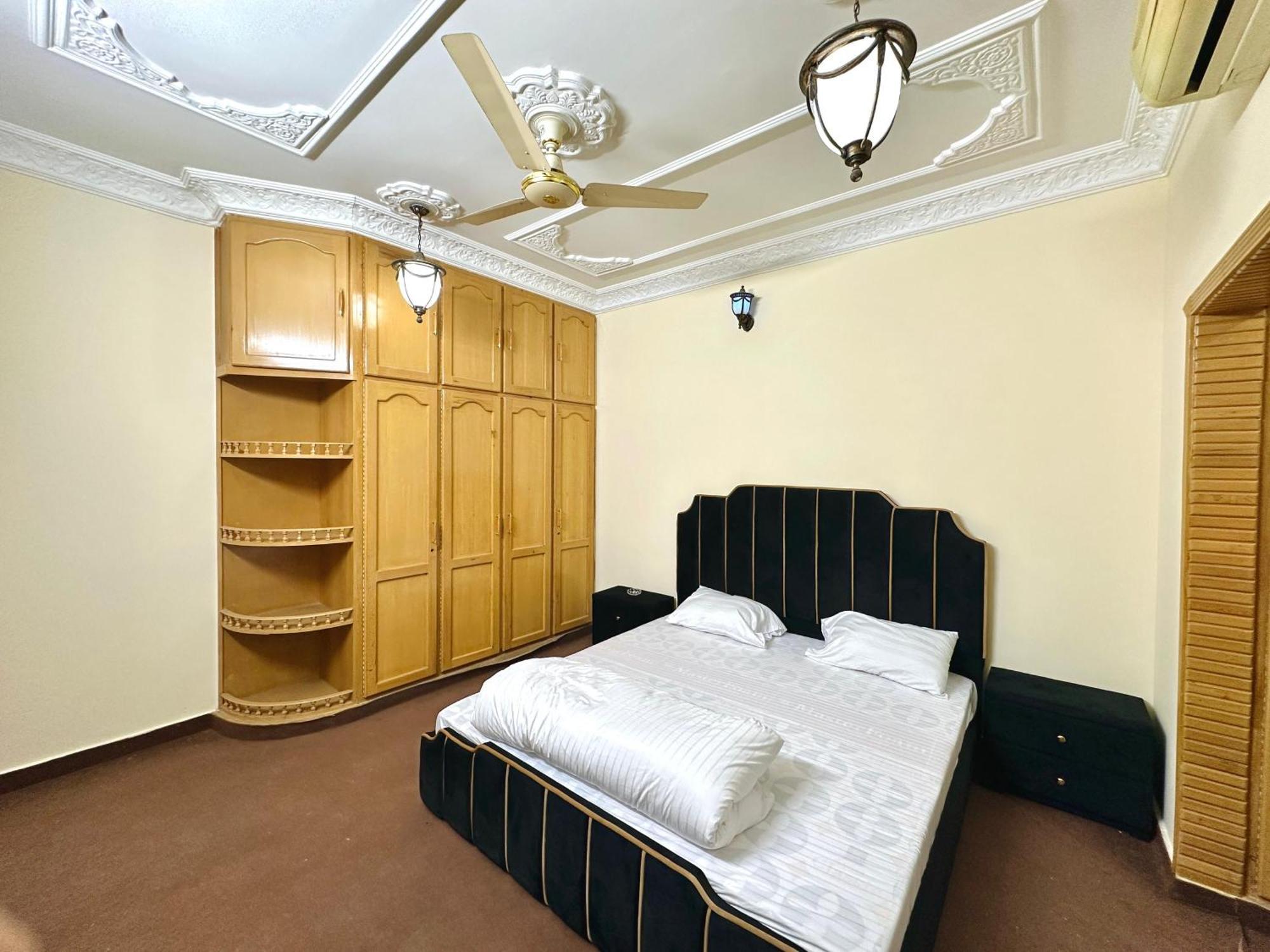 The Royal Regency Guest House 이슬라마바드 외부 사진